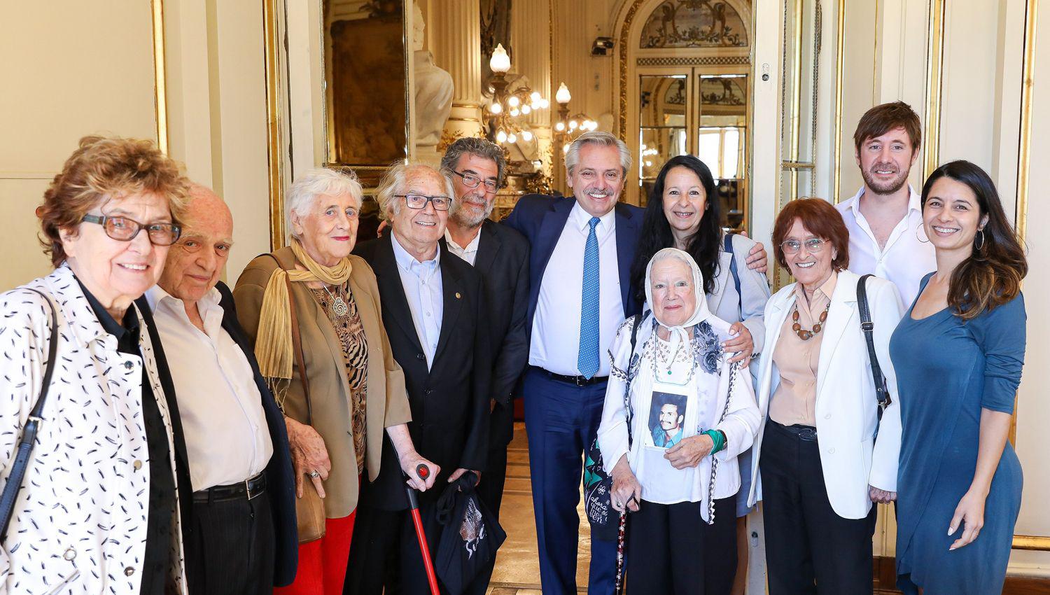 Alberto Fernaacutendez recibioacute a representantes de organismos de Derechos Humanos