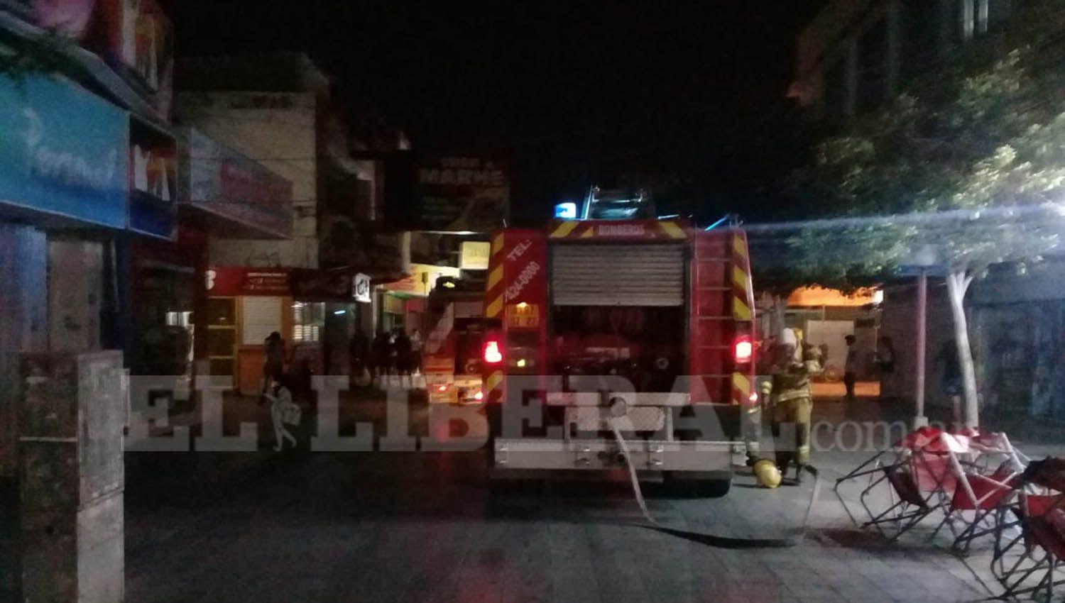 Paacutenico en el centro de Santiago por el incendio de un comercio en plena peatonal