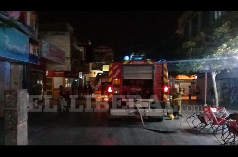 Paacutenico en el centro de Santiago por el incendio de un comercio en plena peatonal