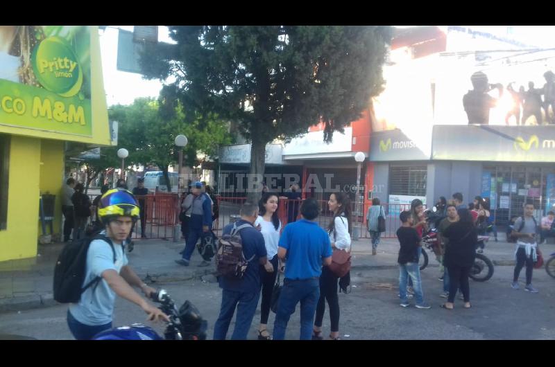 El acceso al centro estaacute restringido por el incendio en el bazar ldquoEl Tiburoacutenrdquo