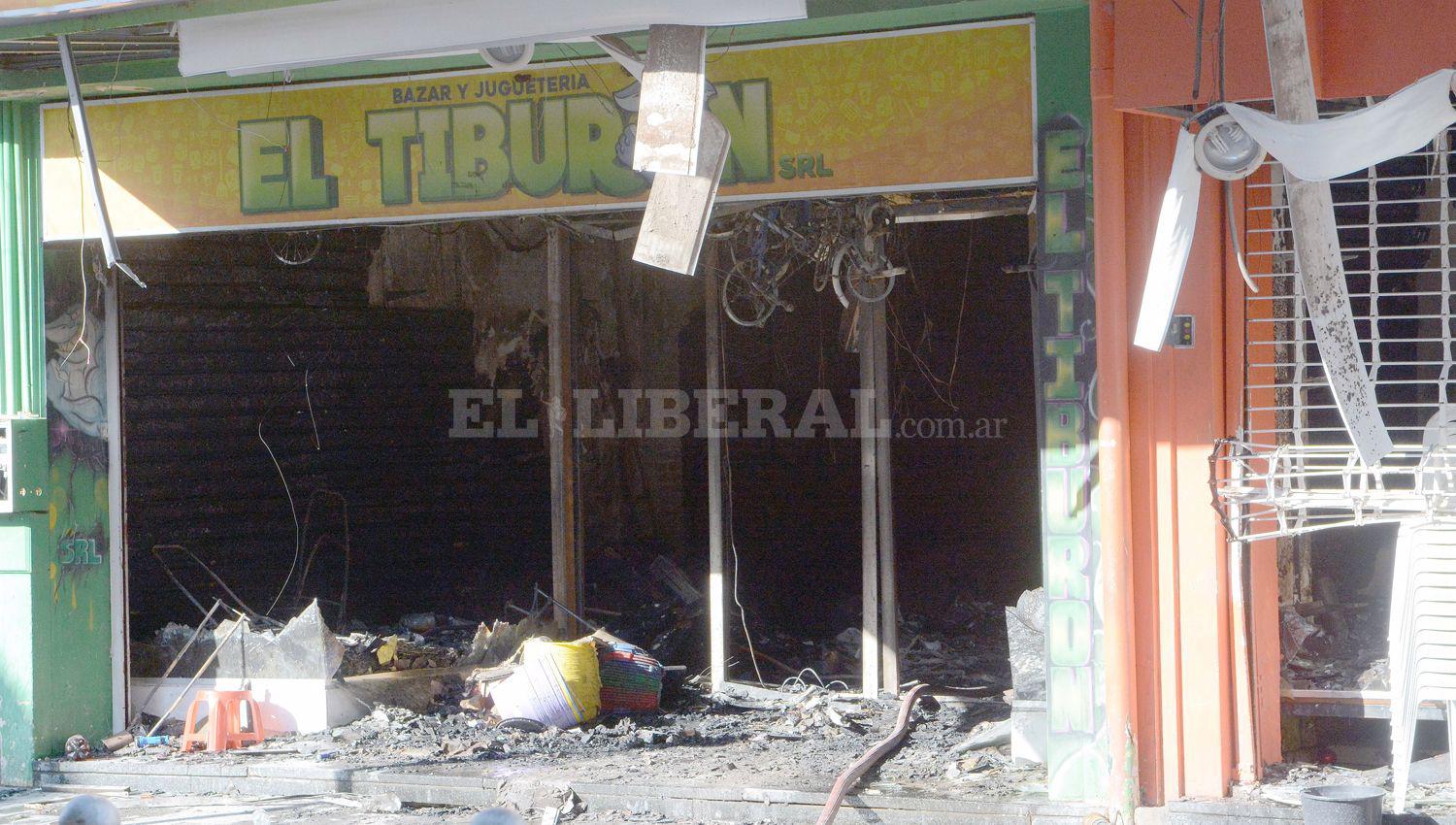 FOTOS  Desolador- asiacute quedoacute el bazar ldquoEl Tiburoacutenrdquo tras el incendio de esta madrugada