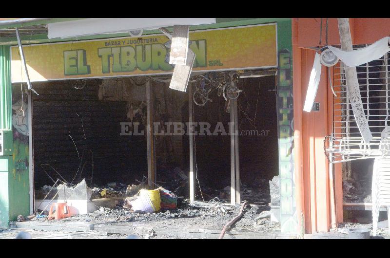 FOTOS  Desolador- asiacute quedoacute el bazar ldquoEl Tiburoacutenrdquo tras el incendio de esta madrugada