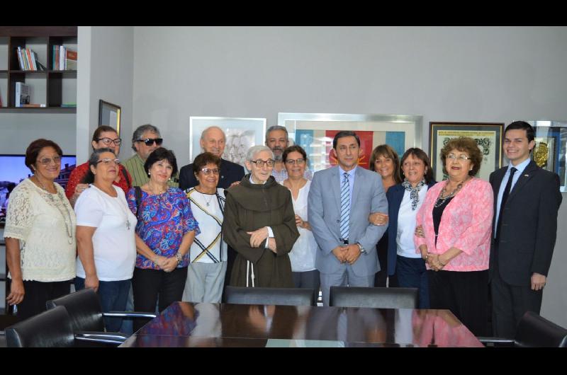 El vicegobernador de la Provincia Dr Carlos Silva Neder entregó el reconocimiento de los santiagueños al padre Eduardo Zatti