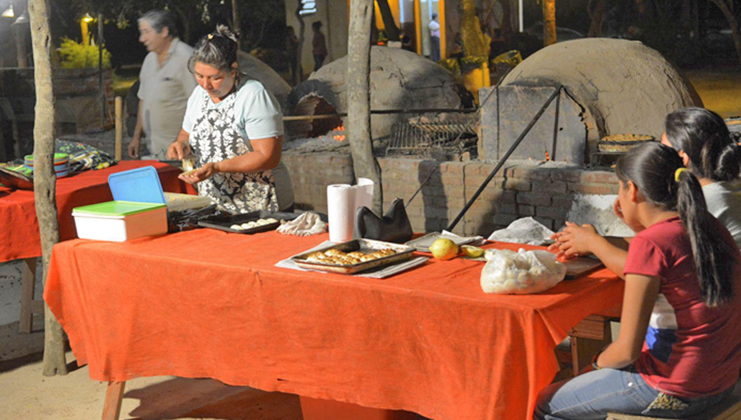 TRADICIÓN La propuesta incluye gastronomía regional artesanías música en vivo paseos en sulky y un Parque Temtico
