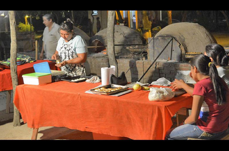 TRADICIÓN La propuesta incluye gastronomía regional artesanías música en vivo paseos en sulky y un Parque Temtico
