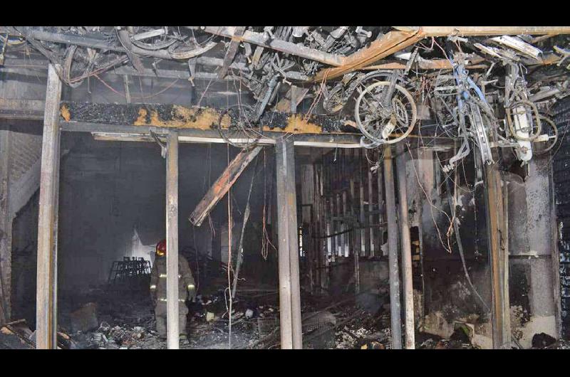 DESOLADOR El fuego consumió por completo toda la mercadería y materiales dentro del local