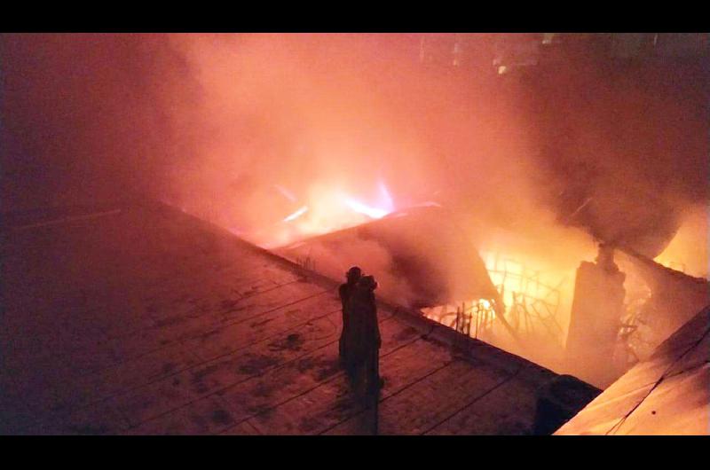 ESTREMECEDOR Los Bomberos arriesgaban sus vidas combatiendo el fuego para evitar su propagación
