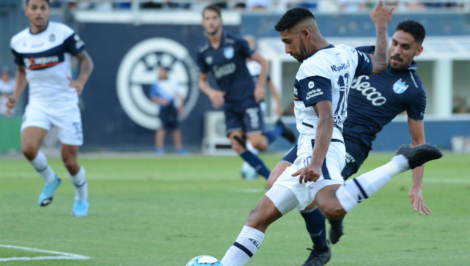 Gimnasia vencioacute con lo justo a un deslucido Atleacutetico Tucumaacuten