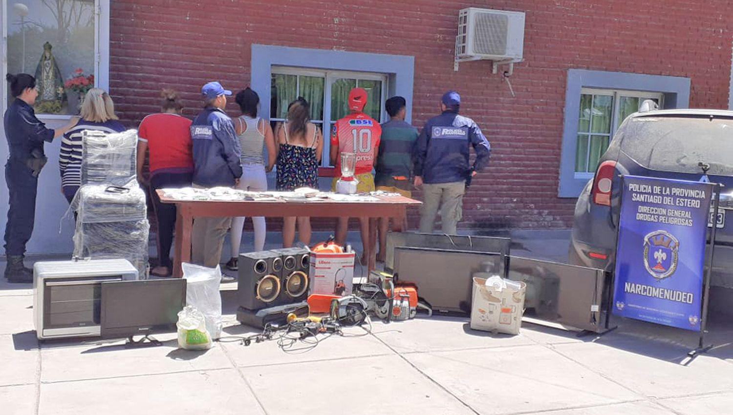 Los policías coparon las casas desde la madrugada Trabajaron Drogas Peligrosas y sus pares de la 22