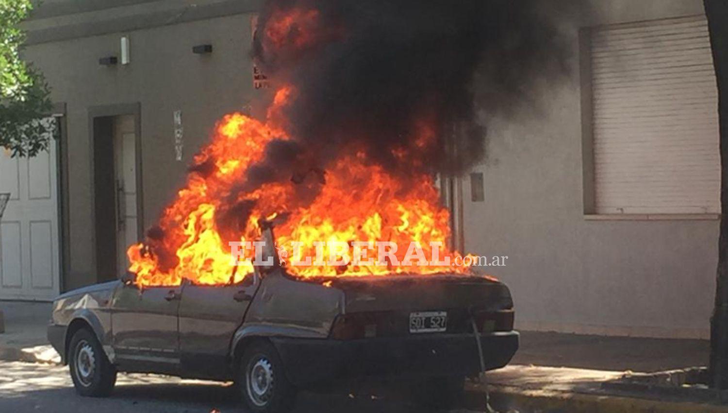 El incendio de un auto causoacute alarma en el mediodiacutea de este domingo