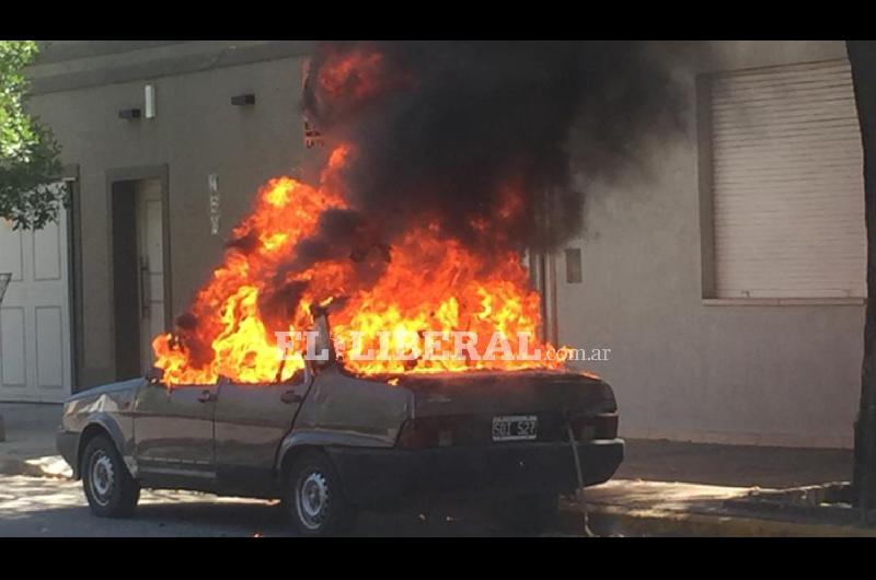 El incendio de un auto causoacute alarma en el mediodiacutea de este domingo