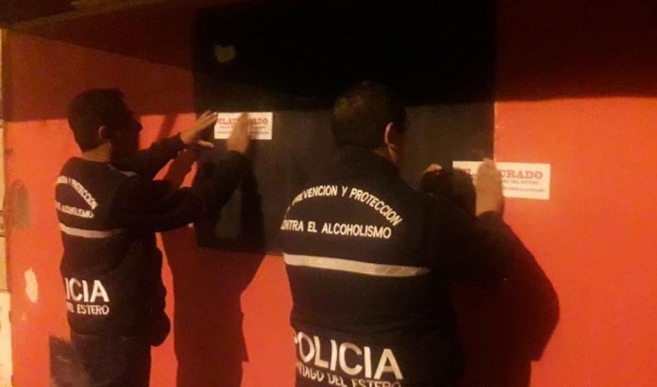 Los policías clausuraron la despensa que vendía bebidas alcohólicas en el horario prohibido para su comercialización