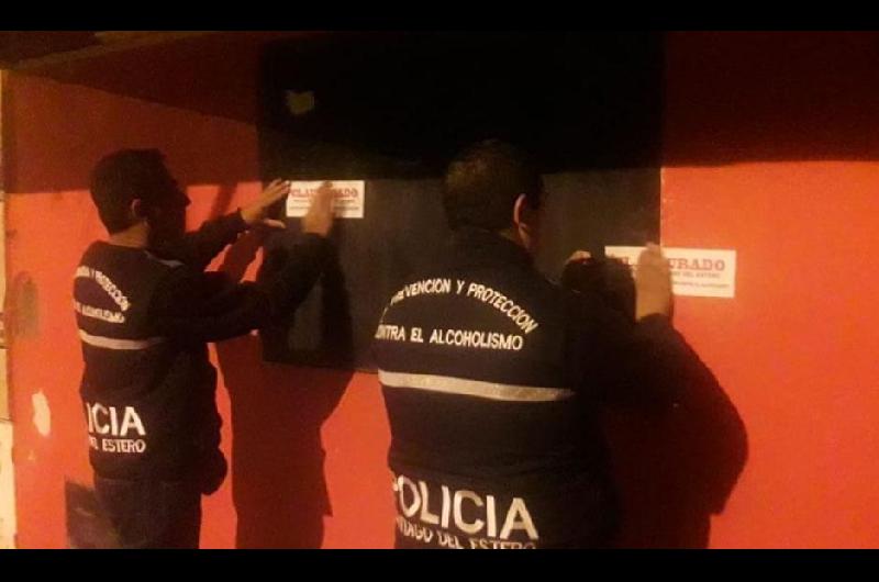 Los policías clausuraron la despensa que vendía bebidas alcohólicas en el horario prohibido para su comercialización