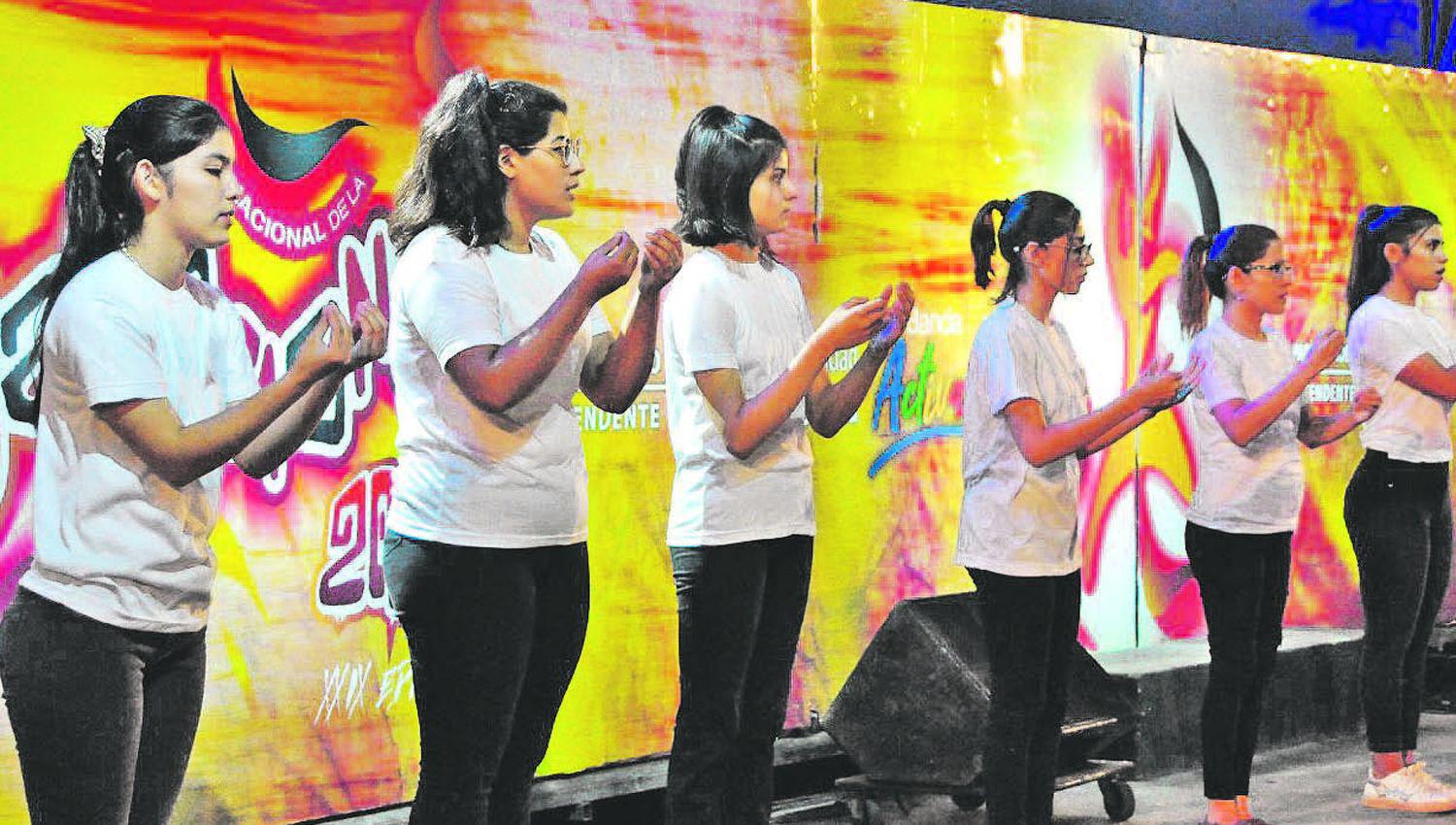 ORIGINAL El coro de lenguaje de señas interpretó Añoranzas el vals Ciudad de La Banda y Zamba para olvidar
