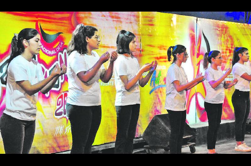 ORIGINAL El coro de lenguaje de señas interpretó Añoranzas el vals Ciudad de La Banda y Zamba para olvidar
