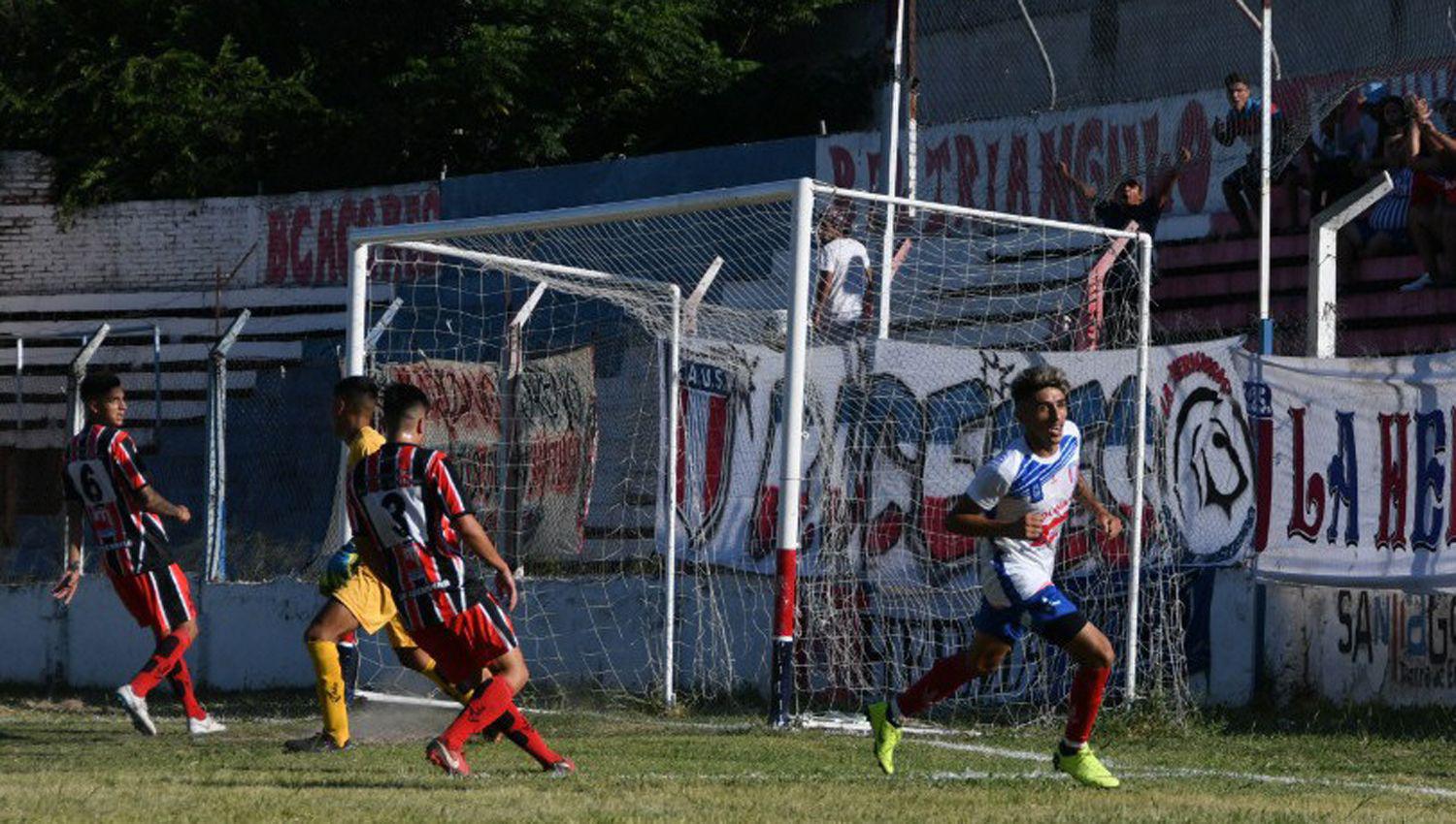 Unioacuten Santiago goleoacute a La Costanera y conserva las chances de pasar de fase en la uacuteltima fecha