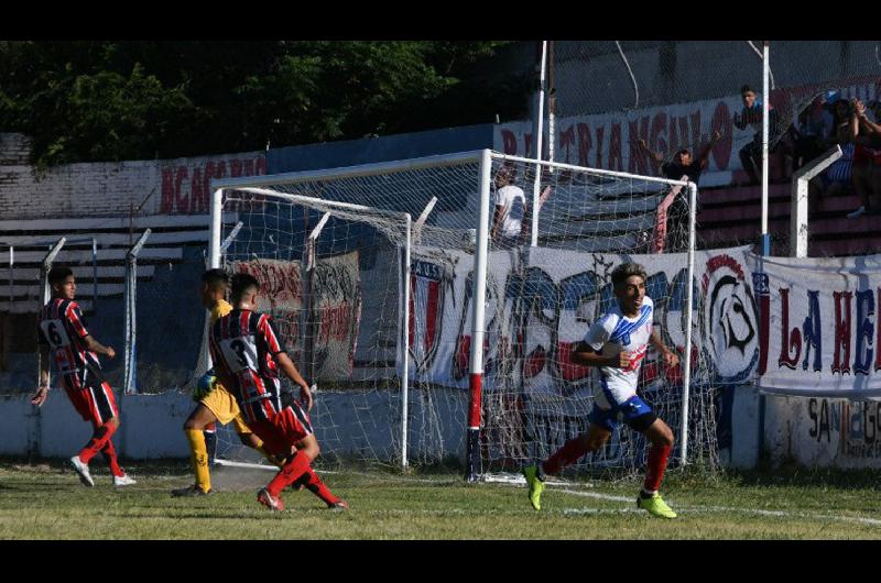 Unioacuten Santiago goleoacute a La Costanera y conserva las chances de pasar de fase en la uacuteltima fecha