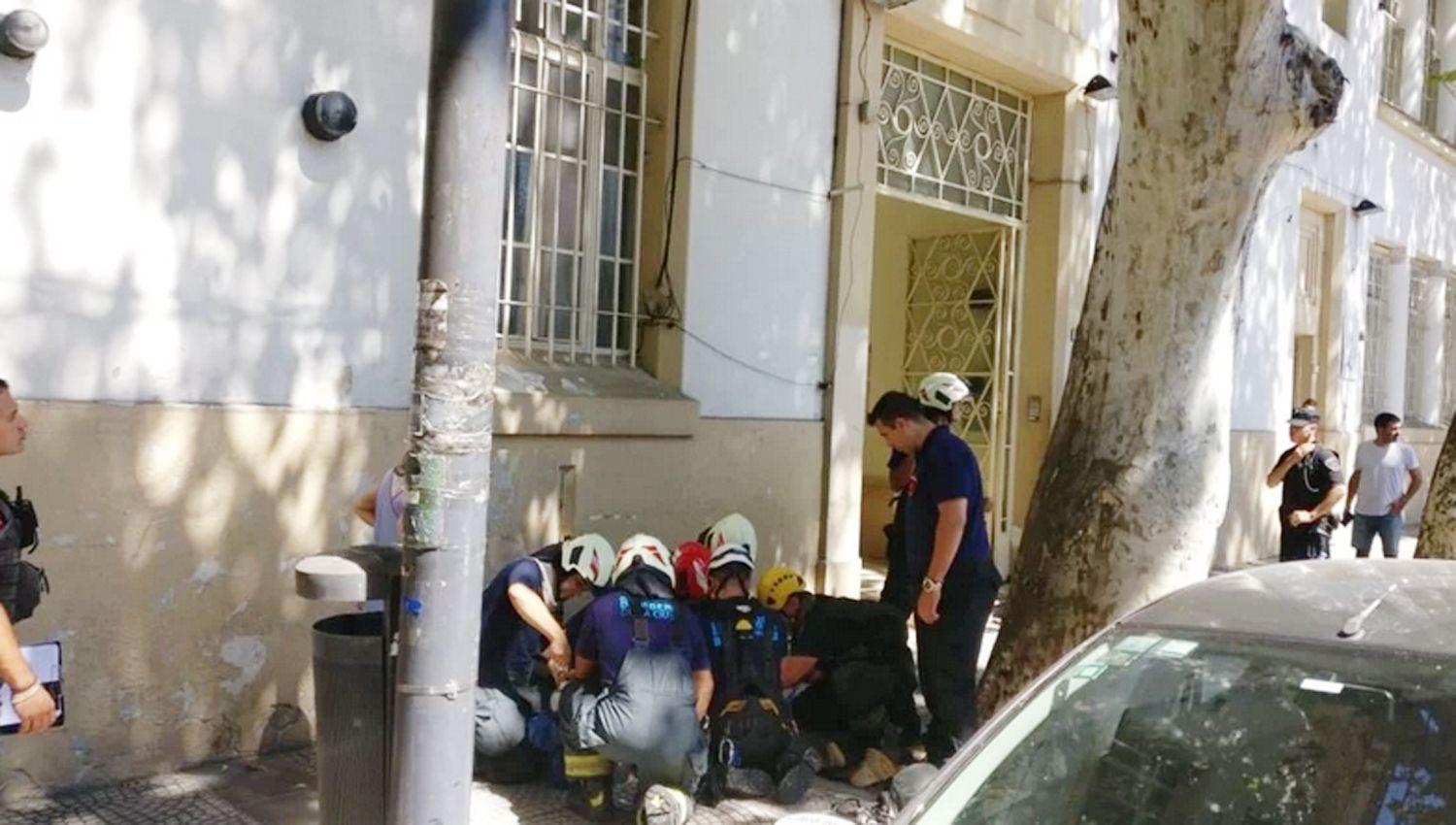 La menor accidentada fue socorrida de urgencia por personal de bomberos y de la policía