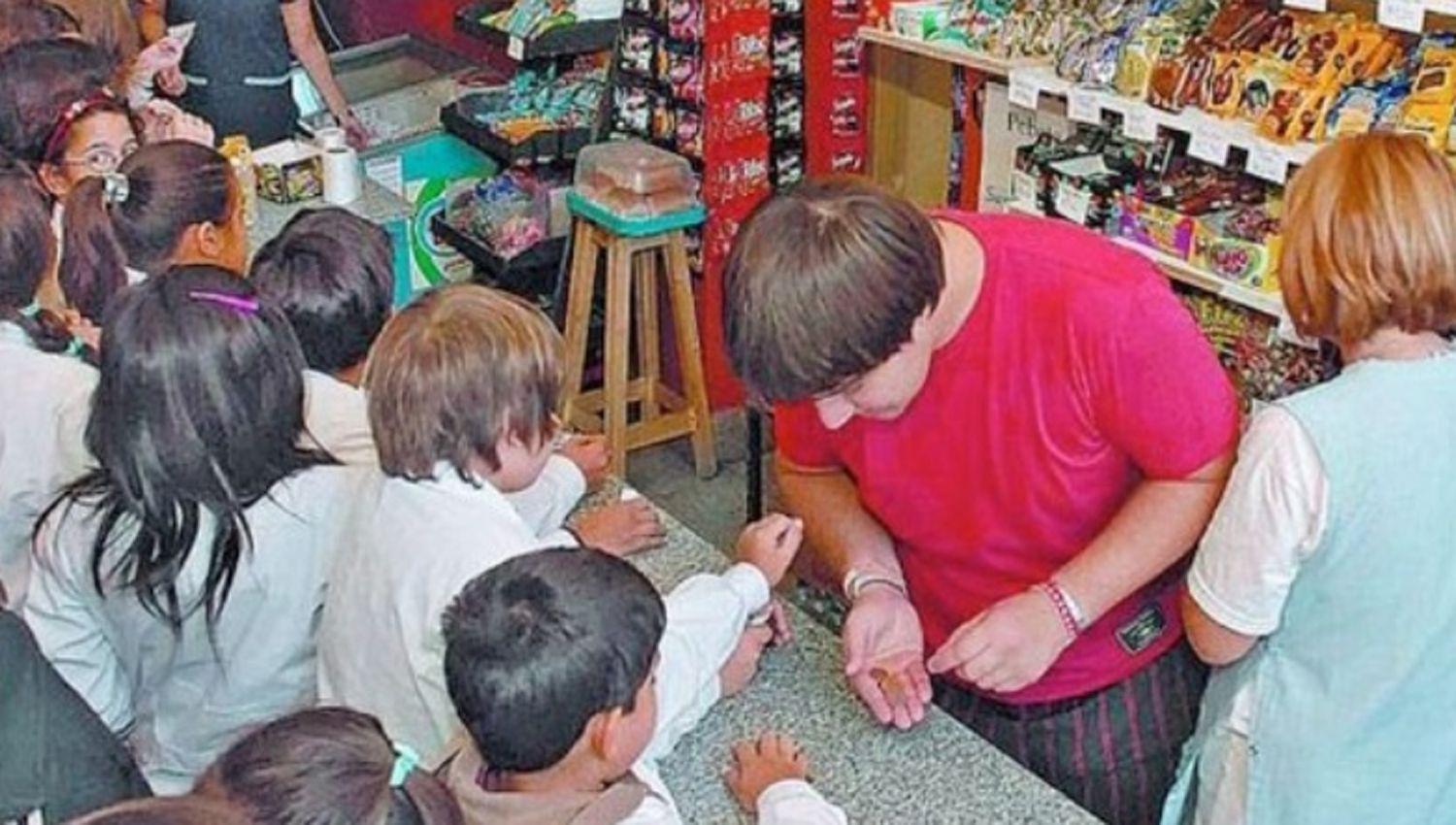 Controlaraacuten los quioscos en las escuelas de la Capital