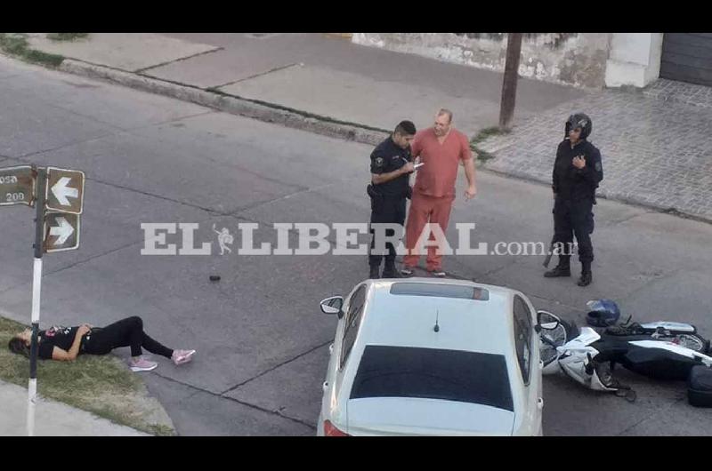 La motociclista terminó tendida sobre el pavimento producto del choque