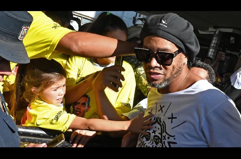 Detuvieron a Ronaldinho en Paraguay por falsificar un pasaporte