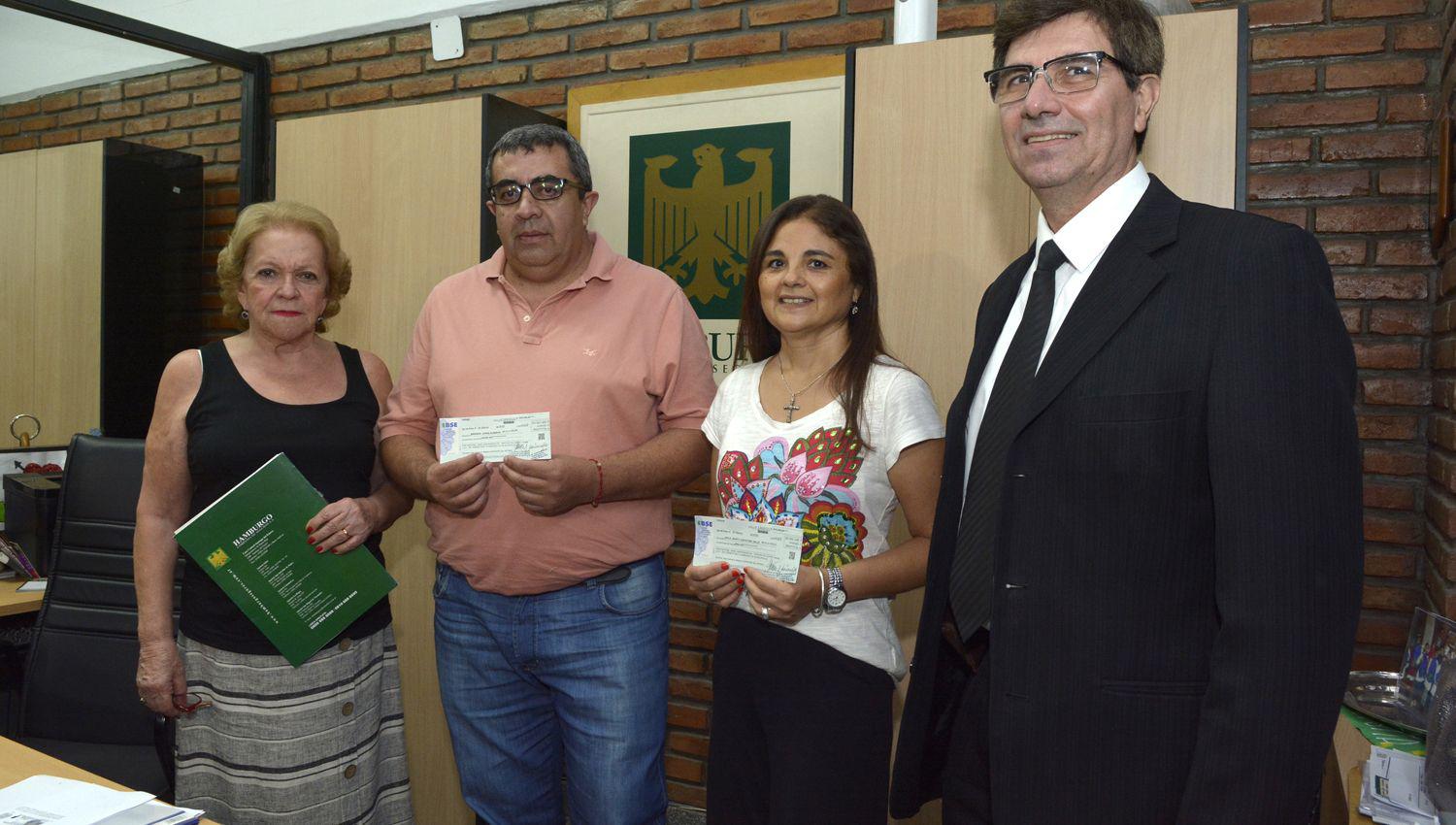 Los ganadores recibieron su premio ayer en la casa central