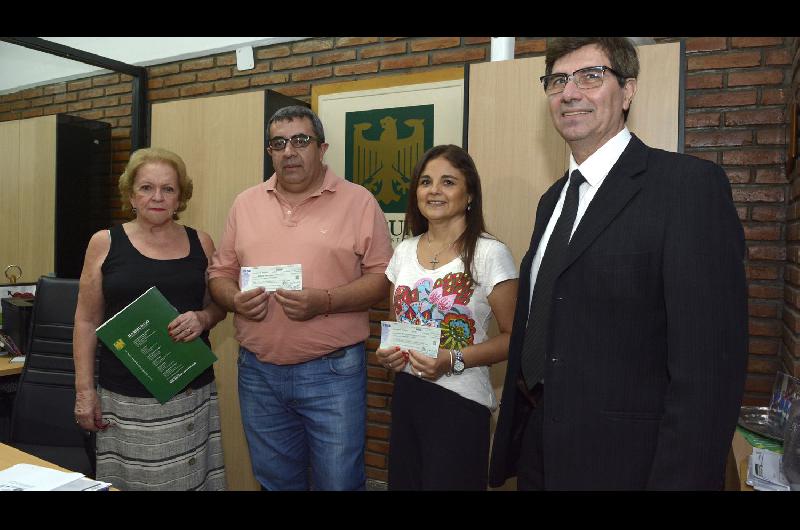 Los ganadores recibieron su premio ayer en la casa central