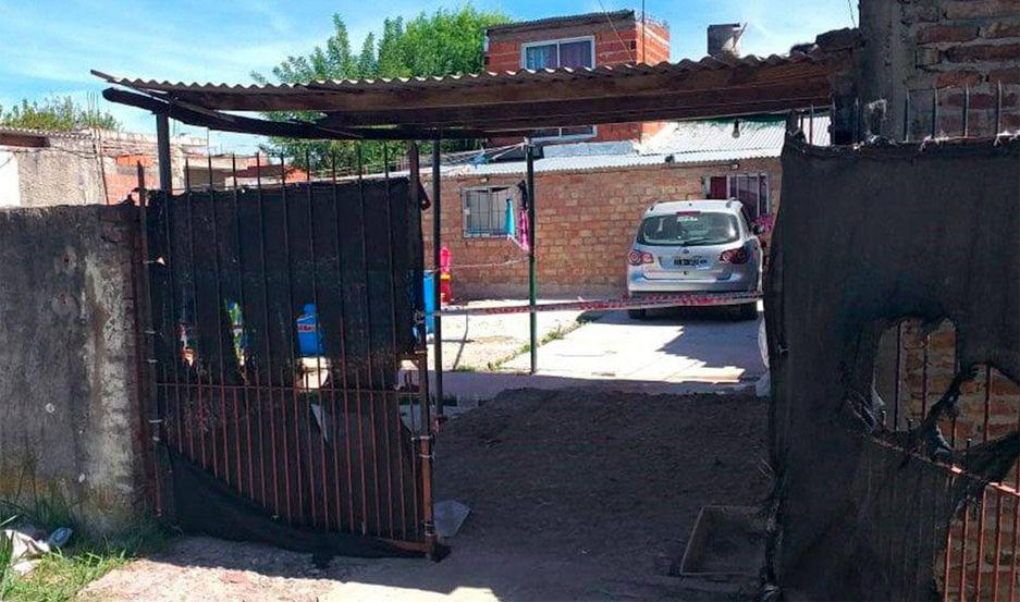 Una mujer que aprendiacutea a manejar embistioacute a sus tres hijos- uno de ellos murioacute