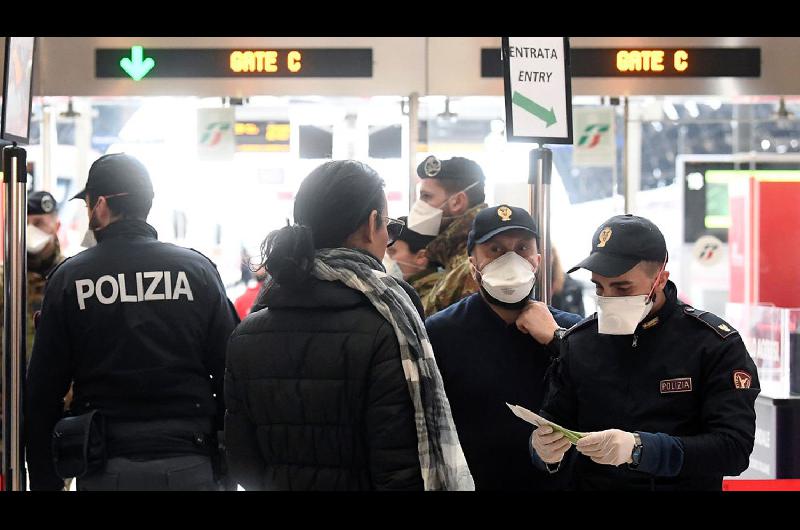 Las fuerzas de seguridad de Italia fueron desplegadas para controlar a todas las personas especialmente a los viajeros