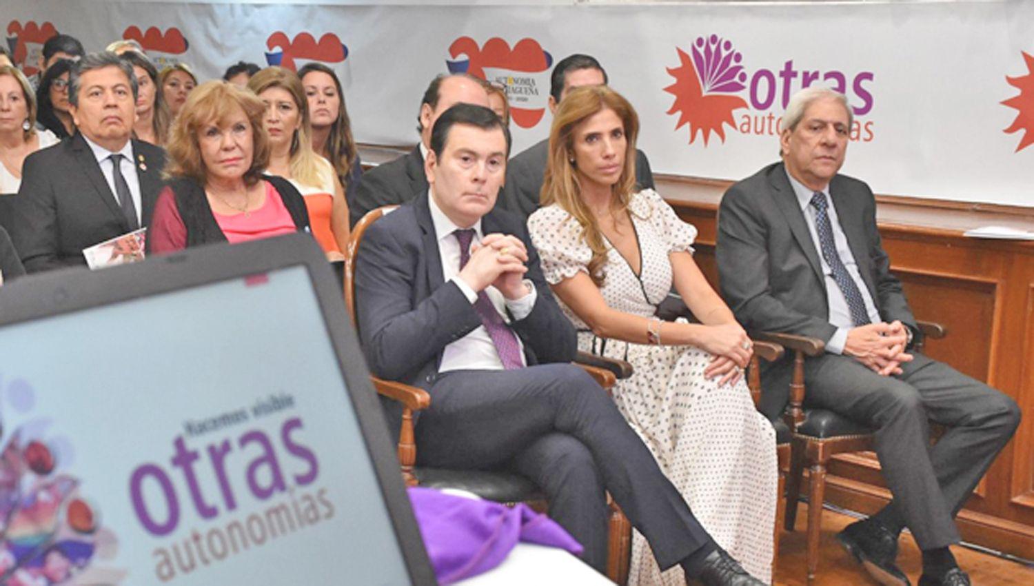 AUTORIDADES El gobernador Gerardo Zamora junto con la presidenta provisional del Senado Claudia de Zamora y el senador José Emilio Neder
