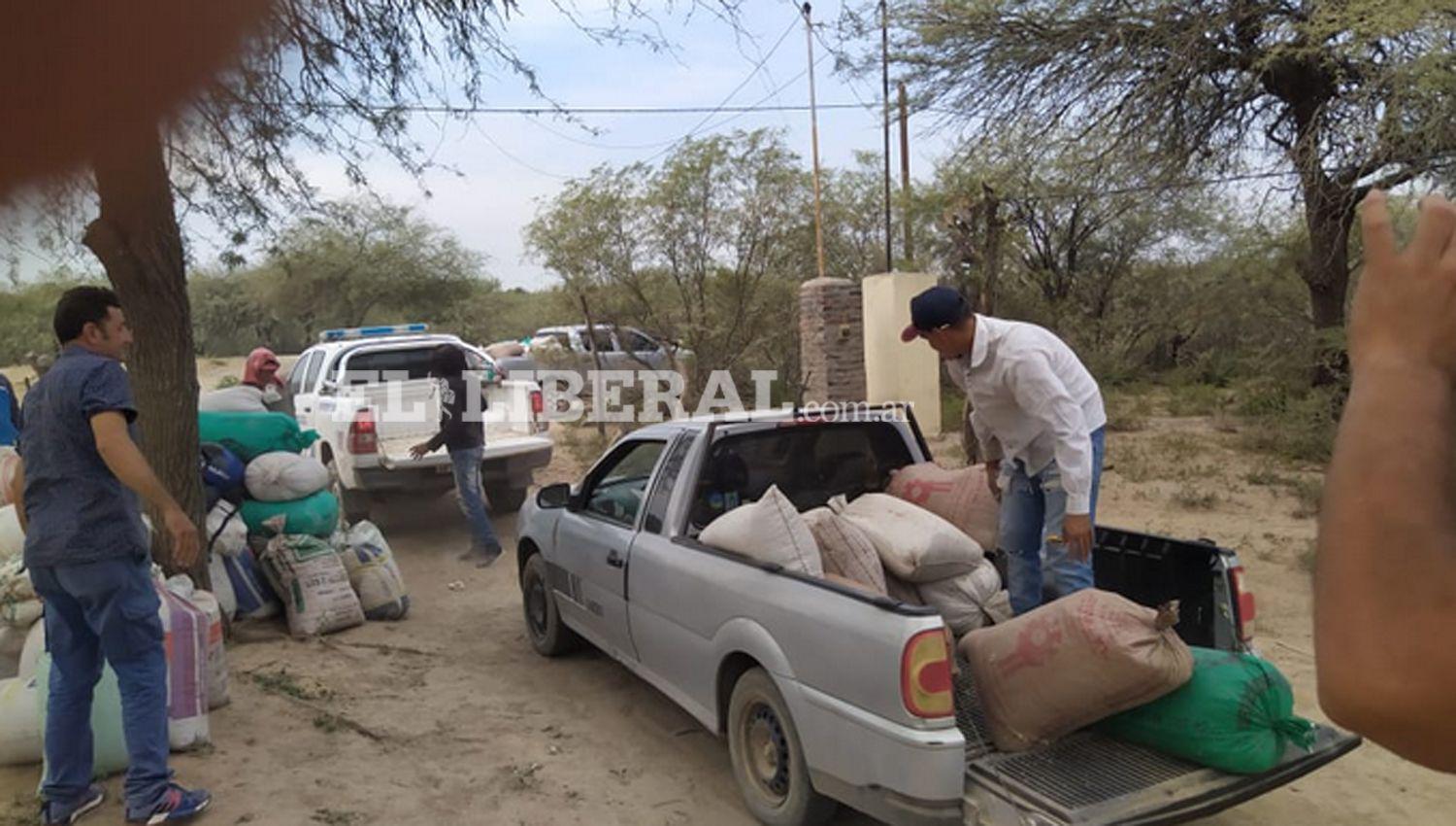 Gran cantidad de bolsas de maíz y de soja fueron recuperadas por la policía