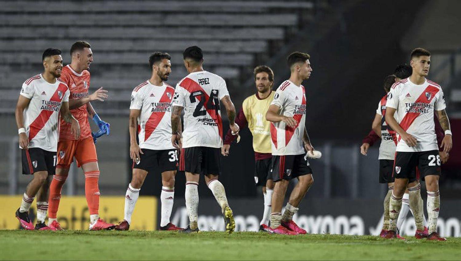 River redobloacute la apuesta y licencioacute a todo su plantel por tiempo indeterminado