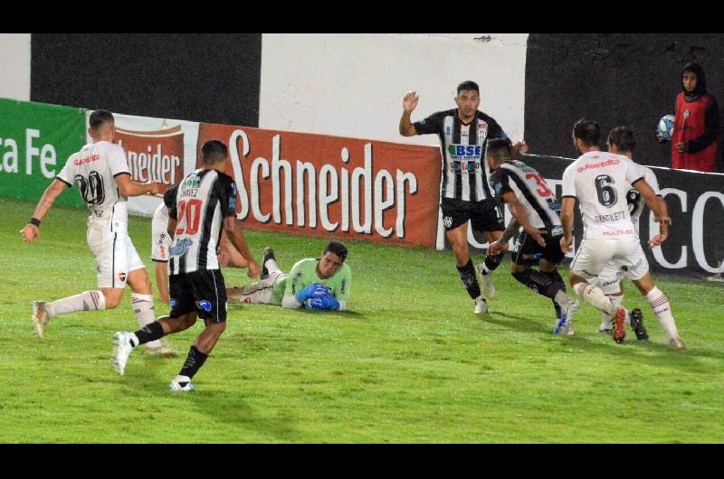 Central Coacuterdoba cayoacute ante Newells por 2 a 1