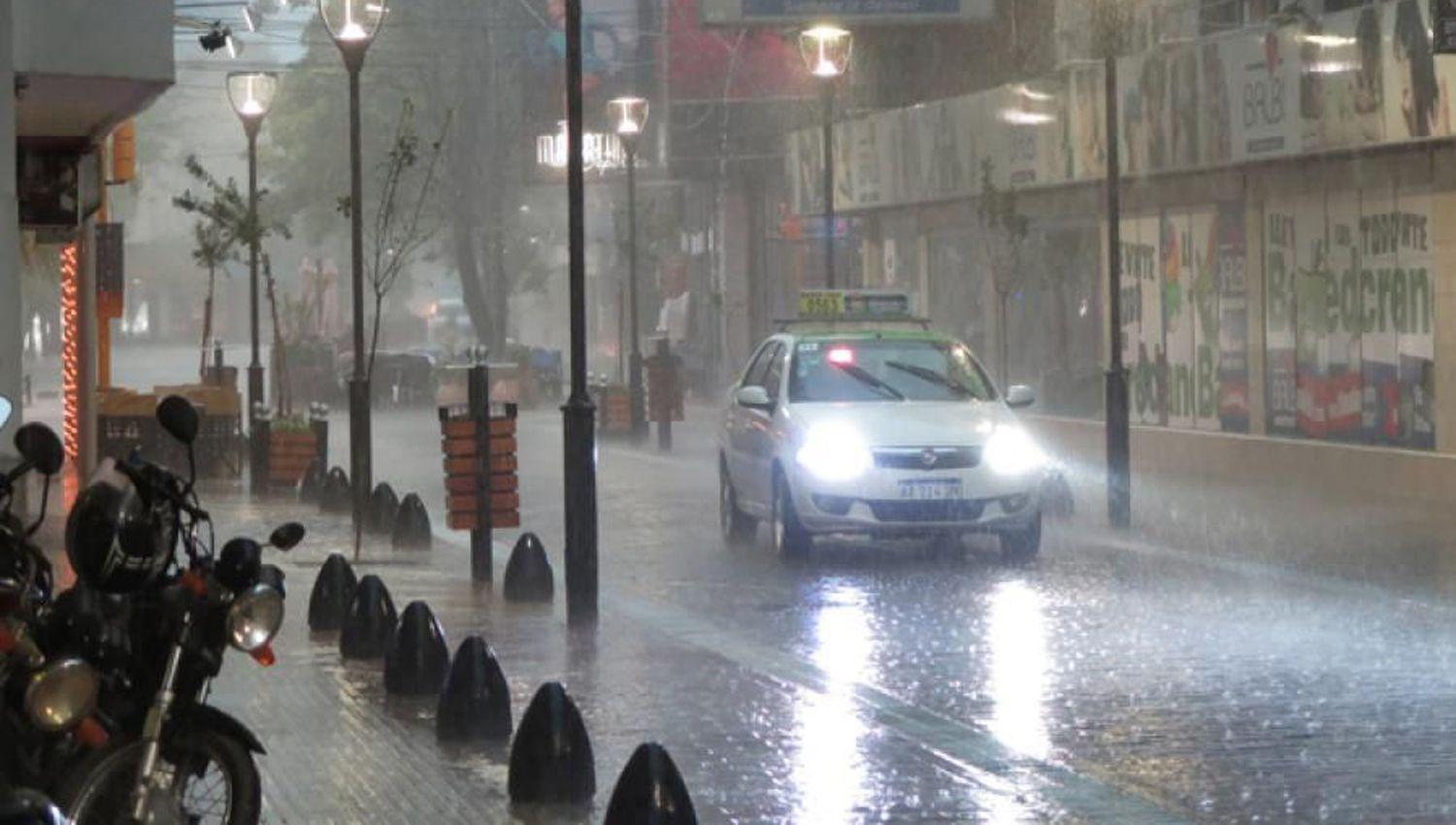 Temprano en la mañana una corta pero intensa llovizna sorprendió a los santiagueños