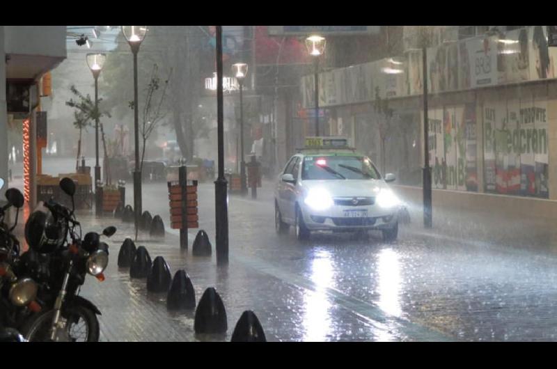 Temprano en la mañana una corta pero intensa llovizna sorprendió a los santiagueños