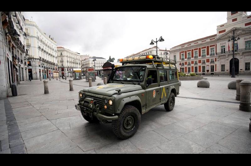 Un vehículo de la Unidad Militar de Emergencia en la Puerta del Sol de Madrid