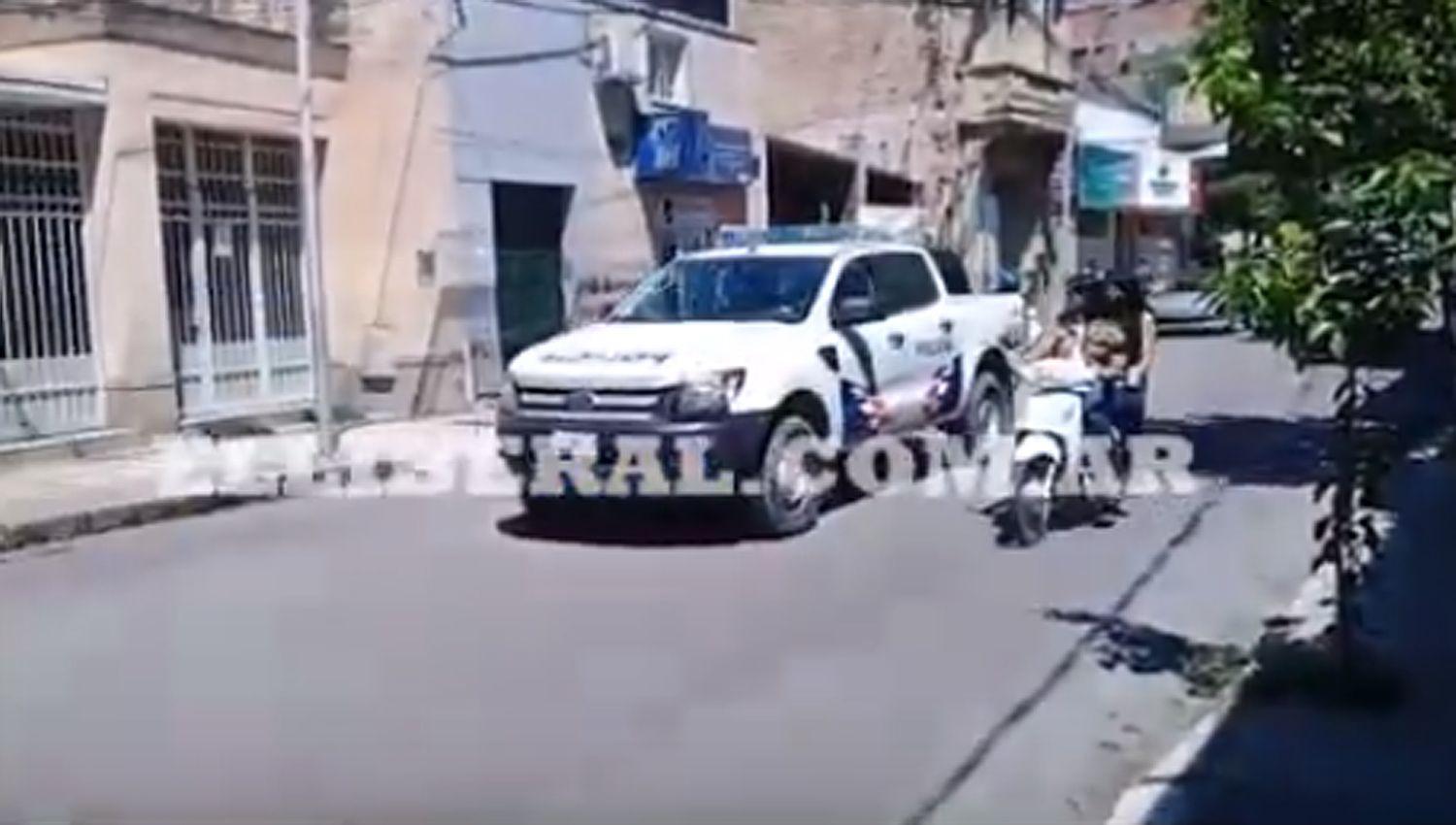 VIDEOS  Policiacutea y Gendarmeriacutea usan el altavoz para decirle a la gente que se quede en la casa