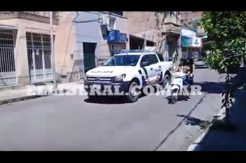 VIDEOS  Policiacutea y Gendarmeriacutea usan el altavoz para decirle a la gente que se quede en la casa