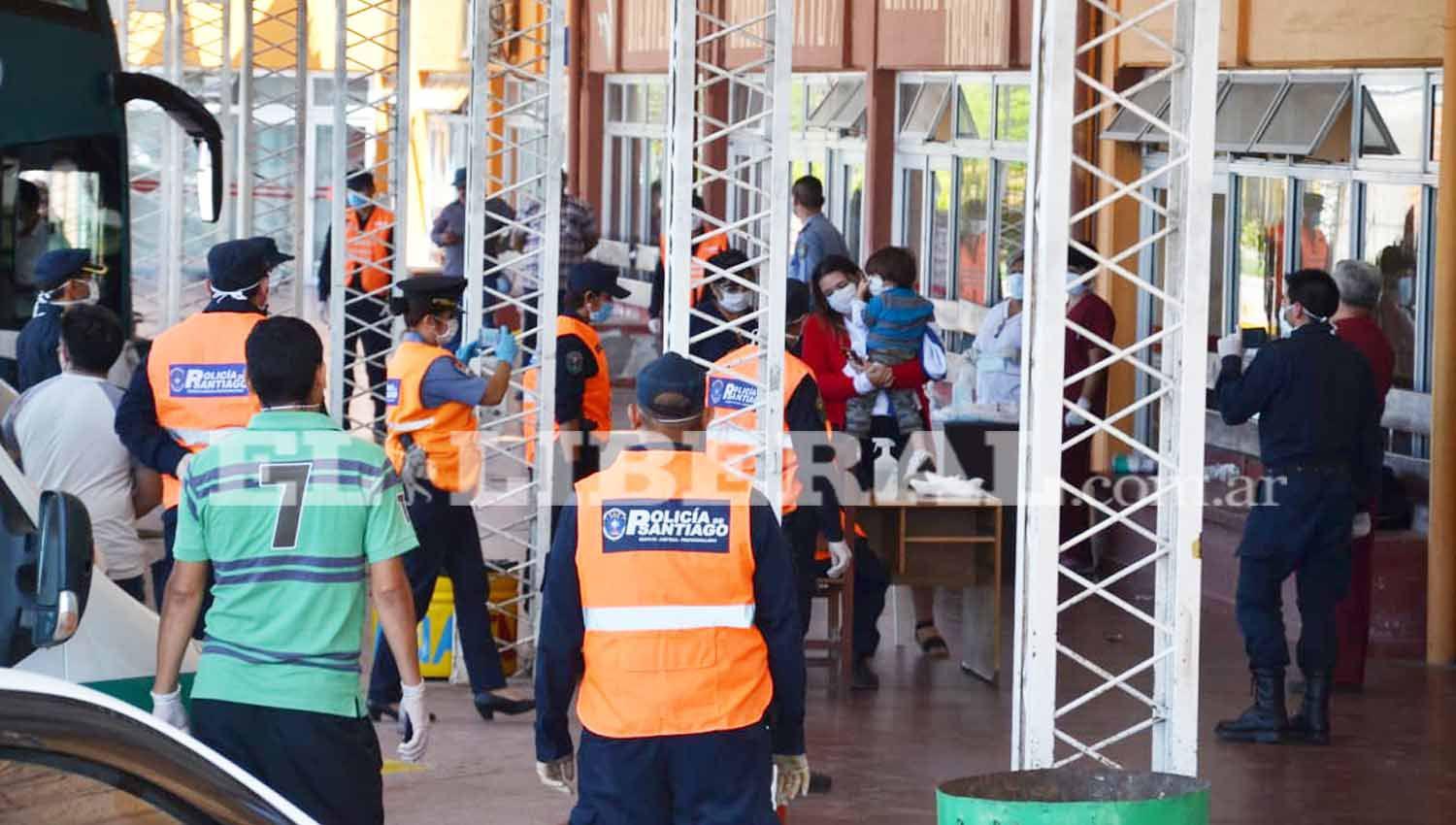 El colectivo de larga distancia llegó esta tarde a la terminal de Añatuya