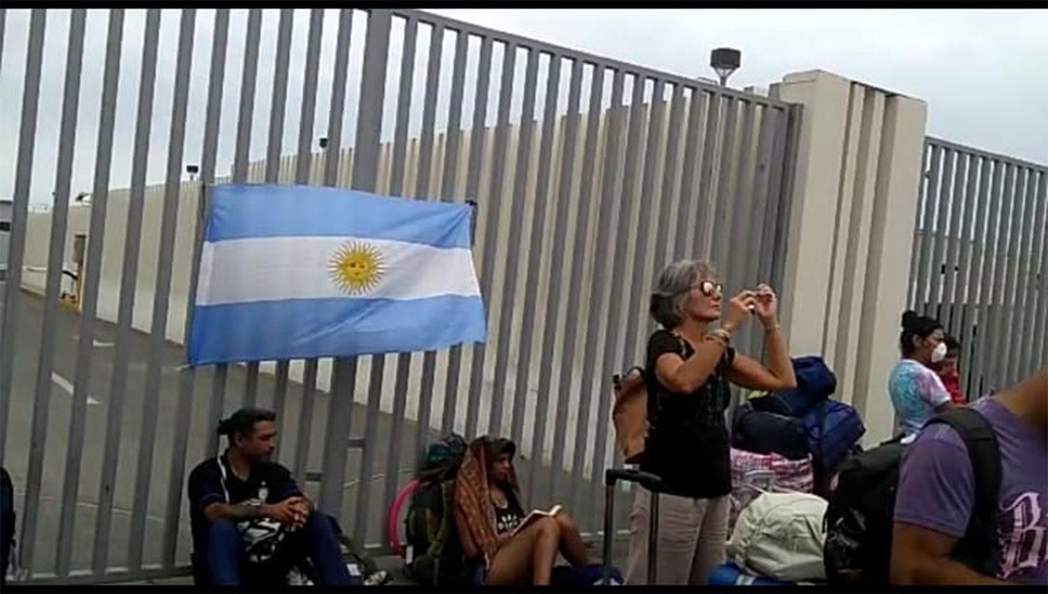 VIDEO  Santiaguentildea espera en Peruacute un vuelo que la traiga a la Argentina