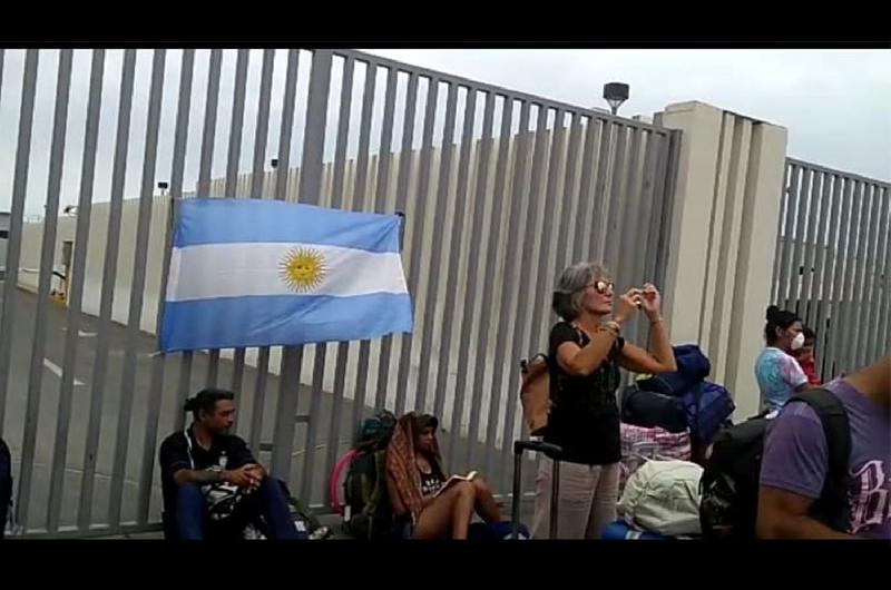 VIDEO  Santiaguentildea espera en Peruacute un vuelo que la traiga a la Argentina