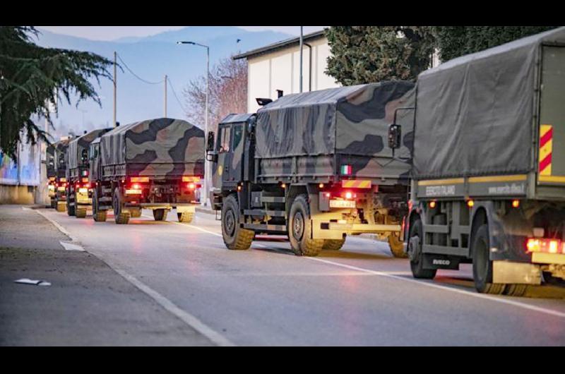 Un convoy de camiones transportando ataudes por las calles de Bergamo