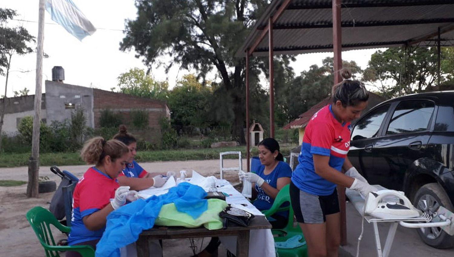 SOLIDARIDAD Pertenecen al grupo de mujeres del equipo de fútbol  Las Barbis Club
