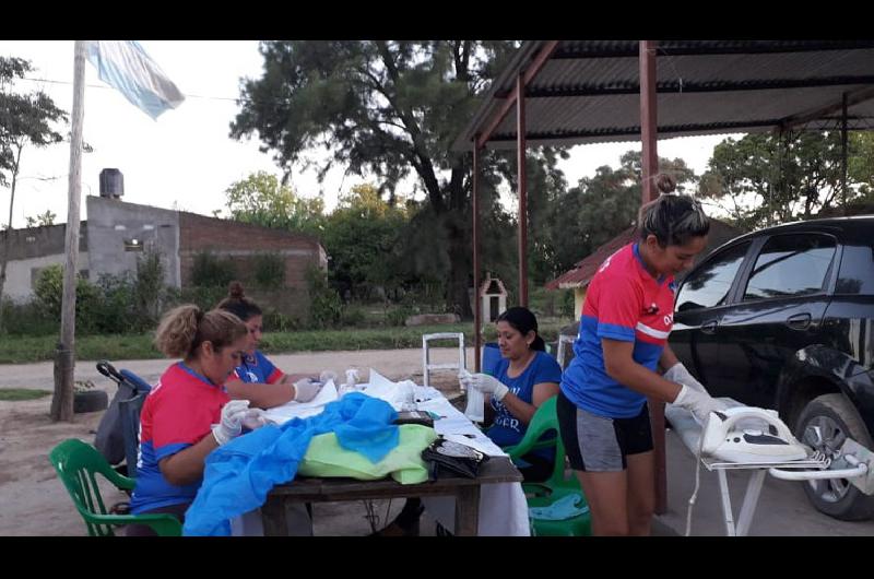 SOLIDARIDAD Pertenecen al grupo de mujeres del equipo de fútbol  Las Barbis Club
