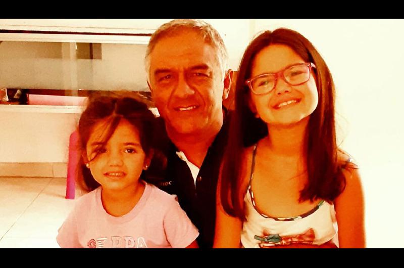 DEBILIDADES Catalina y Victoria ocupan un lugar importante en el corazón de Héctor Yoyi Ayuch un abuelo que se desvive por sus nietas
