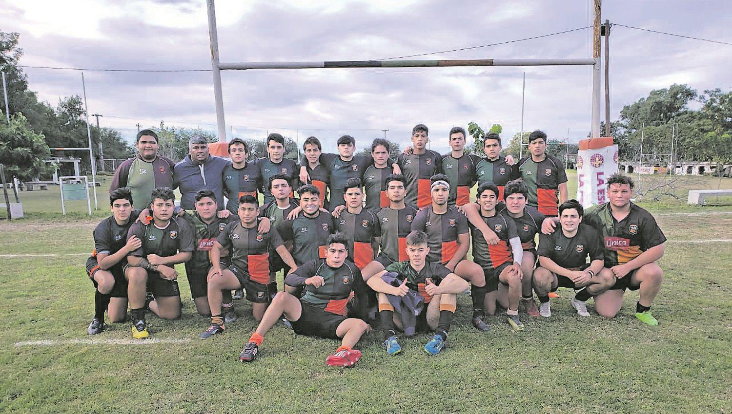 Un maacutenager de rugby que le quiere hacer un tackle  y un try al coronavirus