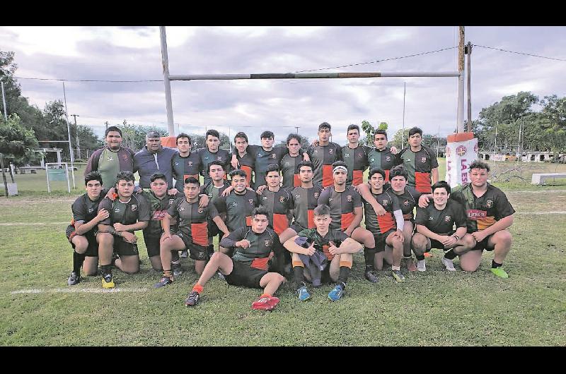 Un maacutenager de rugby que le quiere hacer un tackle  y un try al coronavirus