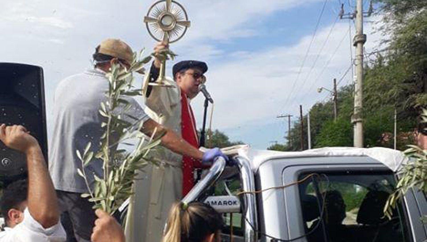 El padre Alejandro Gordillo recorrioacute  las calles con el Santiacutesimo Sacramento