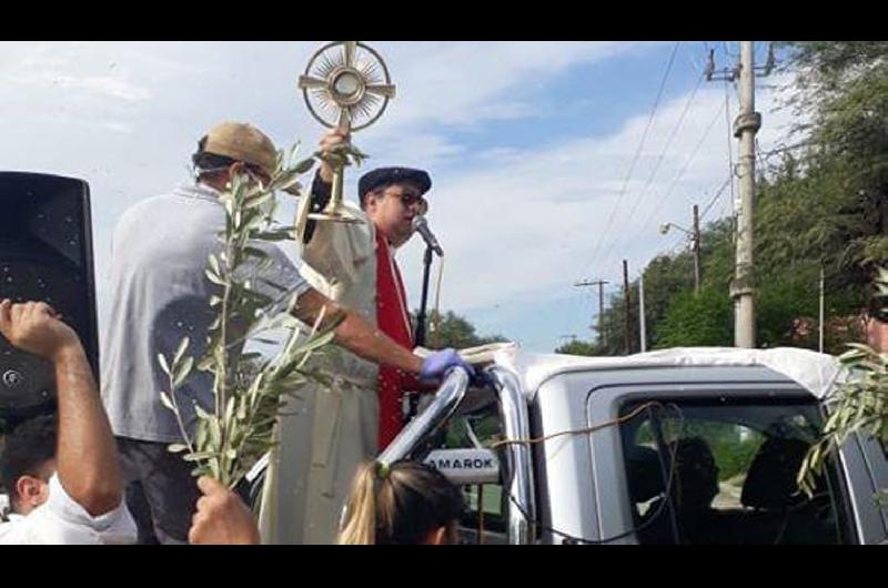 El padre Alejandro Gordillo recorrioacute  las calles con el Santiacutesimo Sacramento