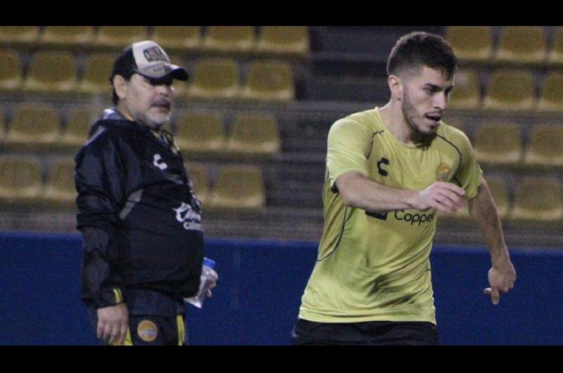 El santiagueño Facundo Ju�rez junto a Diego Maradona cuando ambos coincidieron en Dorados de Sinaloa